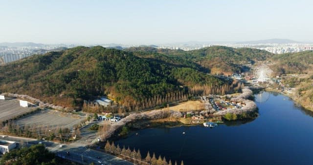 관람차가 있는 언덕 풍경