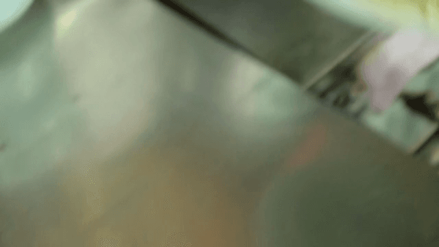 면을 준비하고 냄비에 넣는 장면