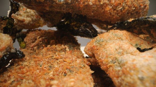 새우가루가 입혀진 바삭한 김부각