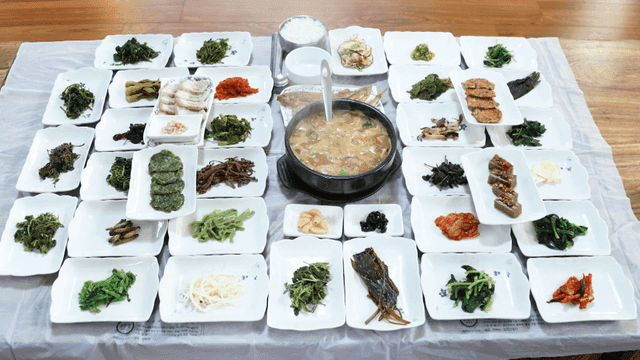 Traditional mountain vegetable set meal with variety of side dishes