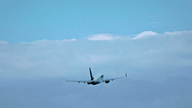 비행기가 하늘로 상승하는 모습