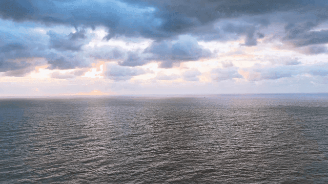 흐린 구름이 가득 낀 넓은 바다