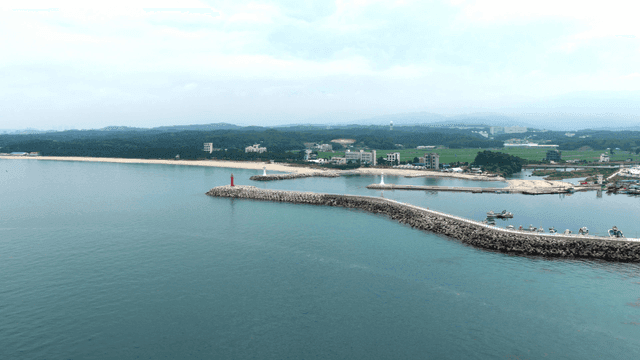 등대와 보트가 있는 해안 풍경