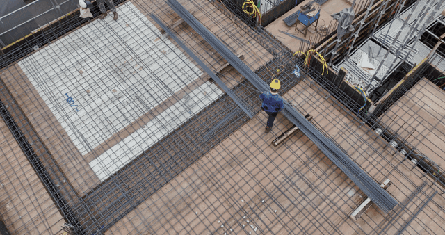 작업자와 자재가 있는 건설 현장