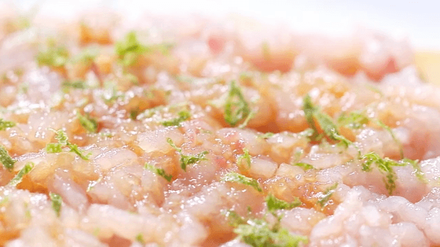 허브가 곁들여진 신선한 해산물 타르타르