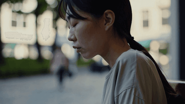 야외에서 조용히 앉아 있는 여성