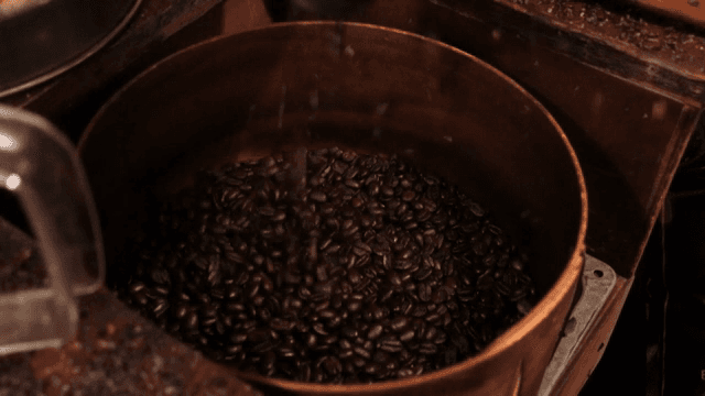 볶은 원두를 쏟는 장면
