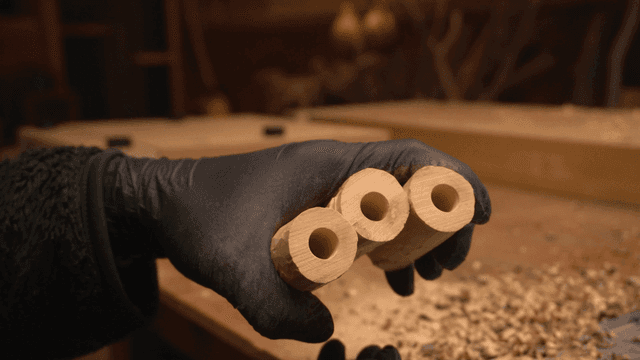 장갑 낀 손에 들린 나무 조각들