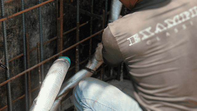 작업자가 파이프에 단열재 설치