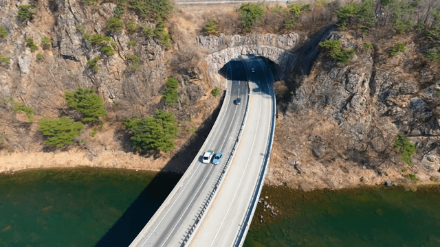 바위산을 통과하는 도로 터널