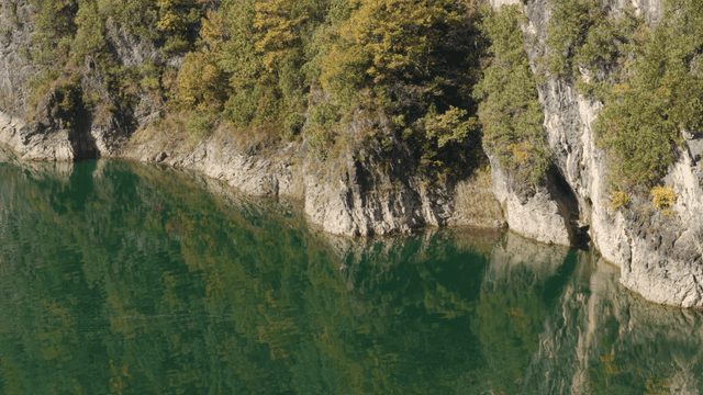 바위 절벽으로 둘러싸인 고요한 강