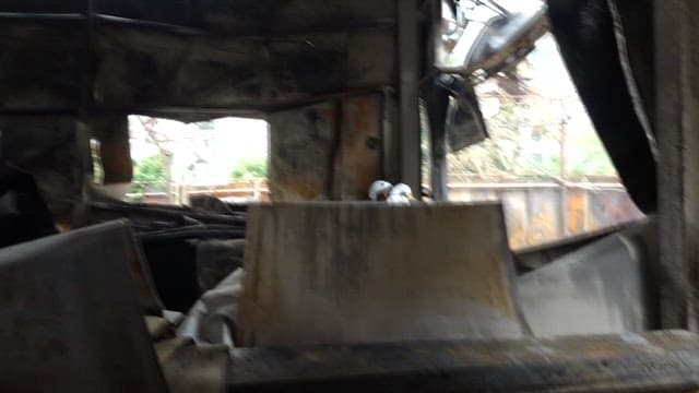 불에 탄 건물 잔해를 조사하고 있는 경찰 조사관들