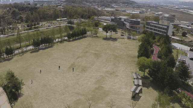 아이들이 공놀이하는 공원