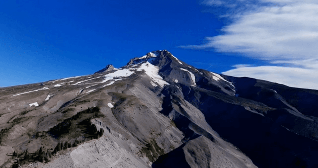 눈 덮인 장엄한 산