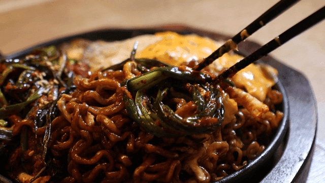 파김치와 치즈가 얹어진 짜장라면