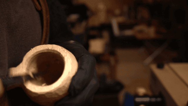 작업실에서 나무 조각