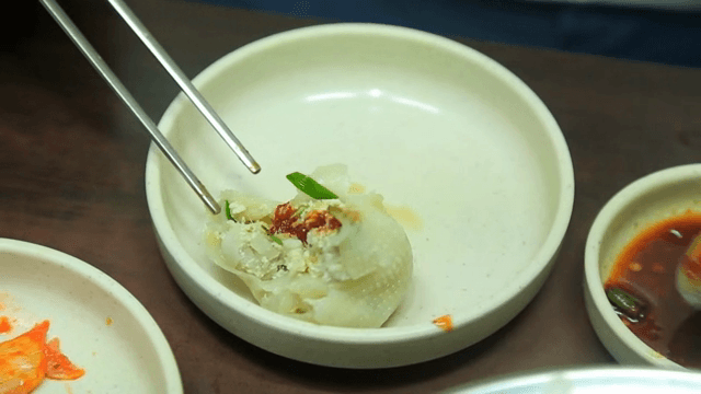 매운 소스를 곁들인 찐만두