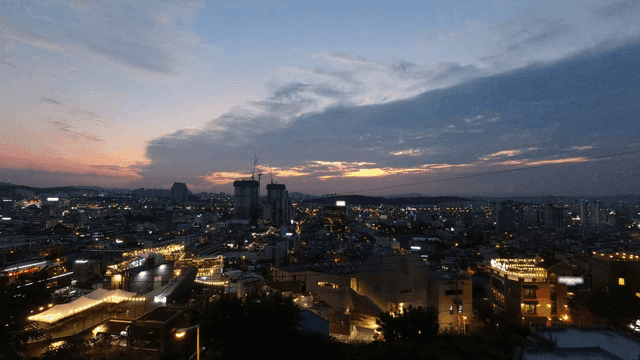 도시 스카이라인이 황혼에서 밤으로 변하는 모습