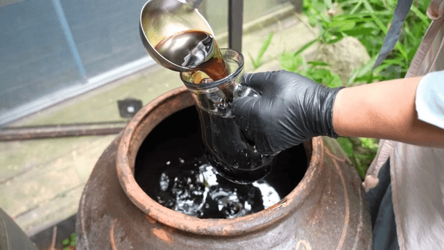 유리병에 간장을 붓는 장면