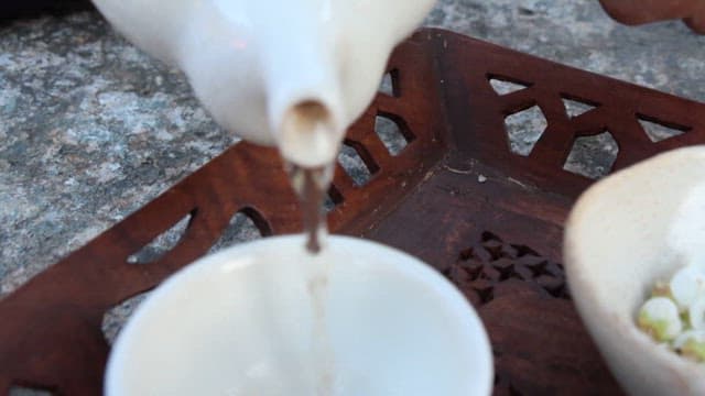 가득 담긴 찻잔에 동동 띄워진 하얀 꽃잎