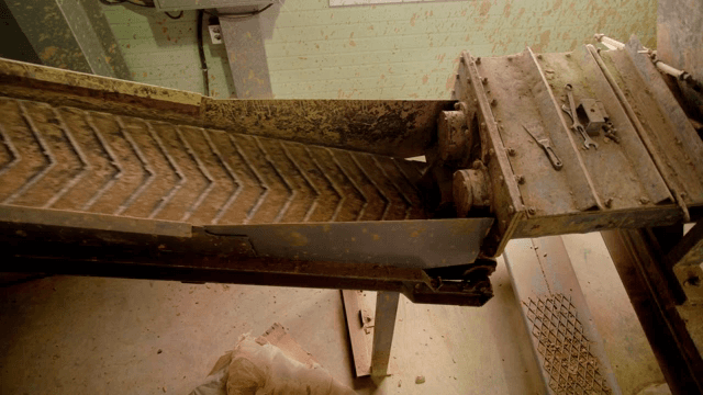 먼지가 많은 공장 환경의 컨베이어 벨트