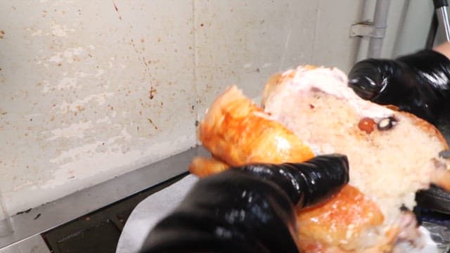 식당 주방에서 노릇노릇 조리된 전기구이 통닭 준비하기