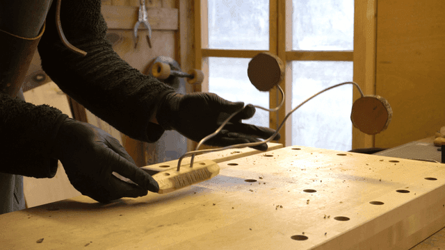 아늑한 작업실에서 만들어진 목공 조각품