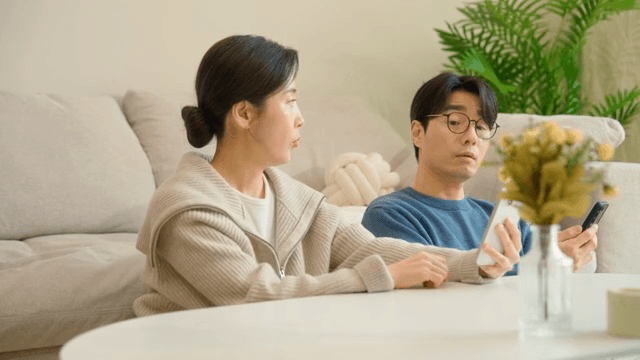 거실에서 언쟁하는 부부