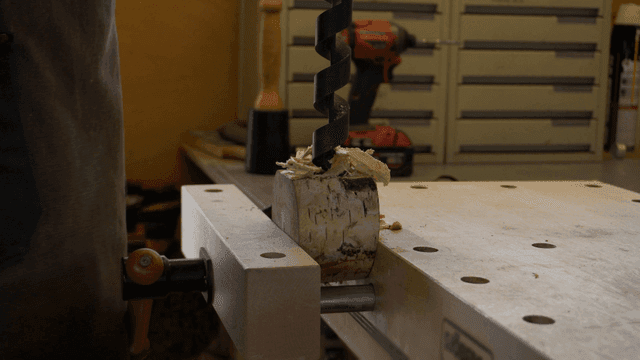 작업장에서 나무에 드릴 작업