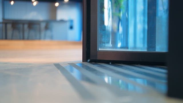 회전문을 통해 들어오는 사람