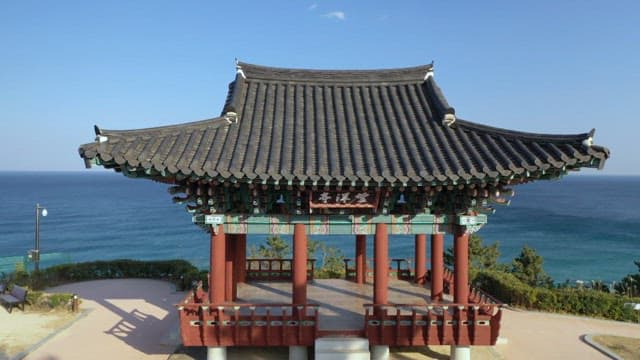 맑고 푸른 하늘 아래 해안가 정자의 풍경