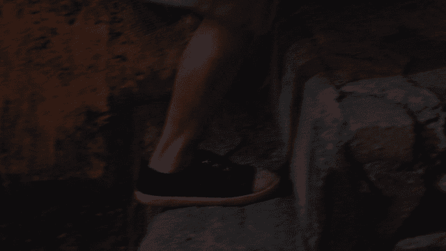 돌계단을 오르는 사람