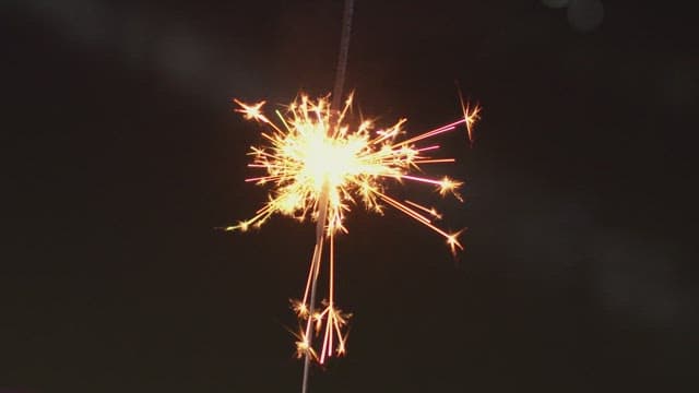 어두운 밤에 밝게 타오르는 불꽃