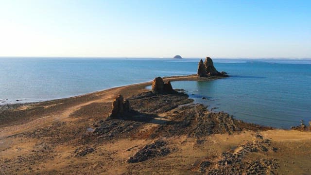 바위 해안선과 잔잔한 바다의 항공 뷰