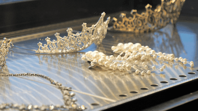 우아한 티아라와 보석 전시