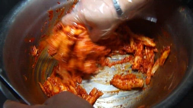 양념된 더덕구이를 만드는 과정