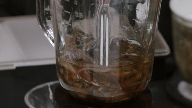 믹서기에 다양한 재료를 넣고 가는 모습