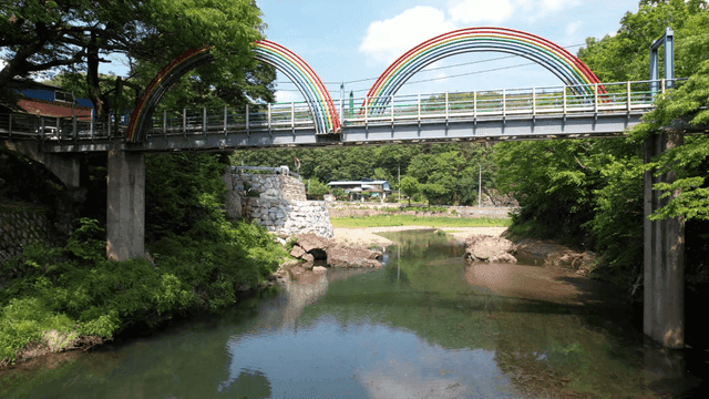 무지개 다리가 있는 고요한 강
