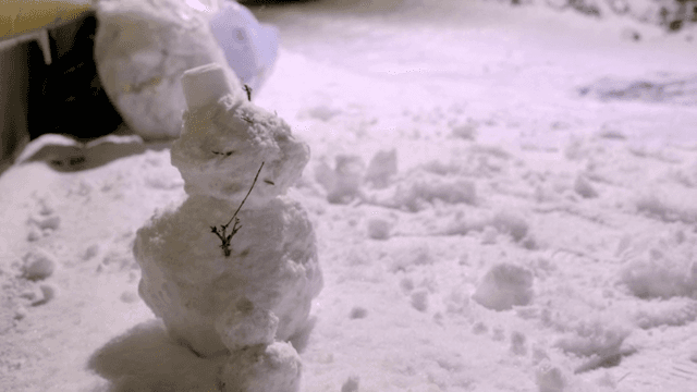 눈 덮인 거리의 작은 눈사람