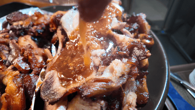 Jokbal drizzled with garlic sauce