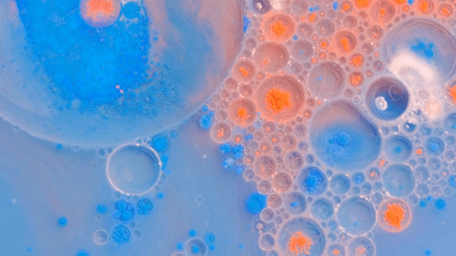 주황색과 파란색 액체가 혼합되는 추상적인 패턴