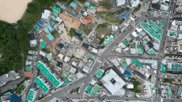 녹색 지붕이 있는 마을의 항공 뷰