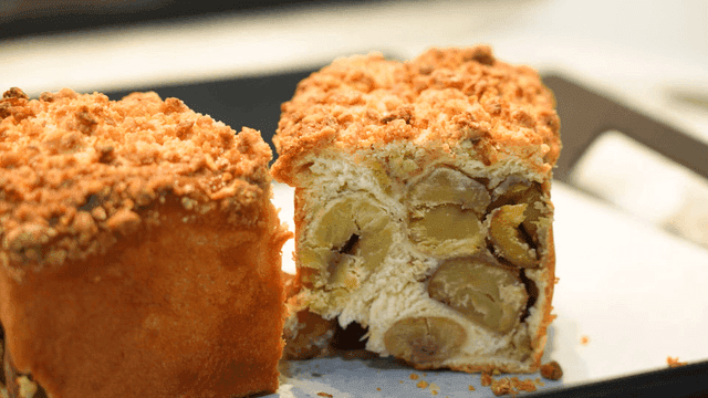 Cross-section of sliced ​​chestnut bread held by hand