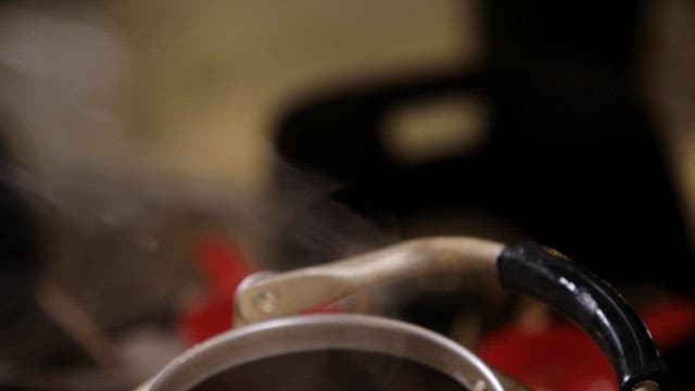 육수가 끓고 있는 주전자에 어묵꼬치를 넣는 모습