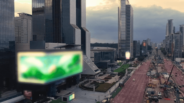 고층 건물이 있는 번화한 도시 거리