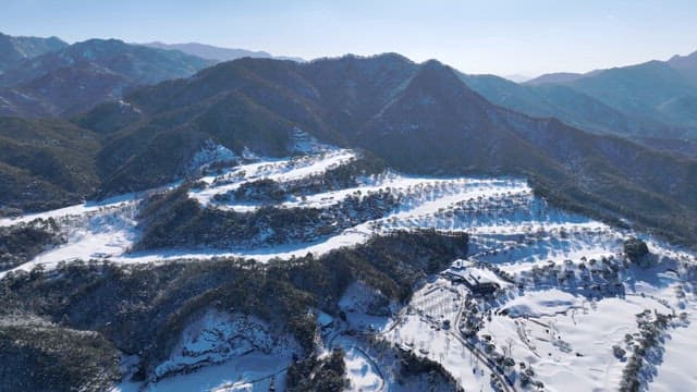 눈 덮인 산경과 굽이진 도로