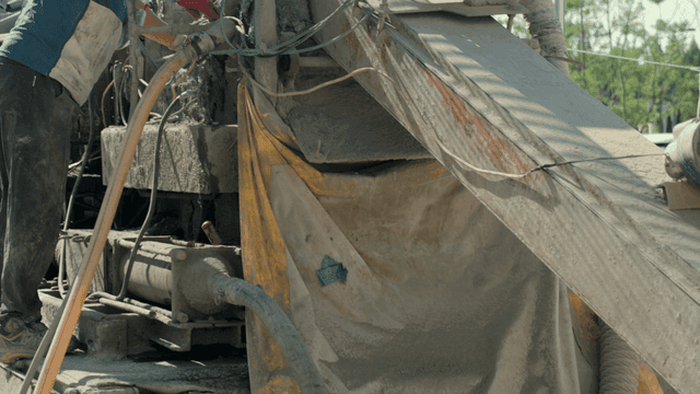 먼지가 많은 산업 기계를 만지는 작업자