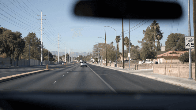 신호등이 있는 조용한 도로