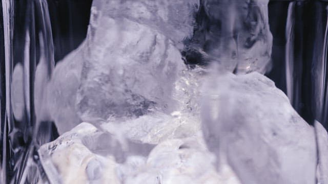 얼음이 든 유리잔에 위스키 붓기