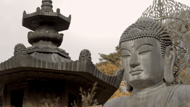 고요한 산속의 큰 불상